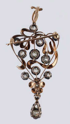 Брошь из желтого, розового и белого золота (по клейму 500), общим весом 15,37 грамма, содержит природные вставки из бриллиантов